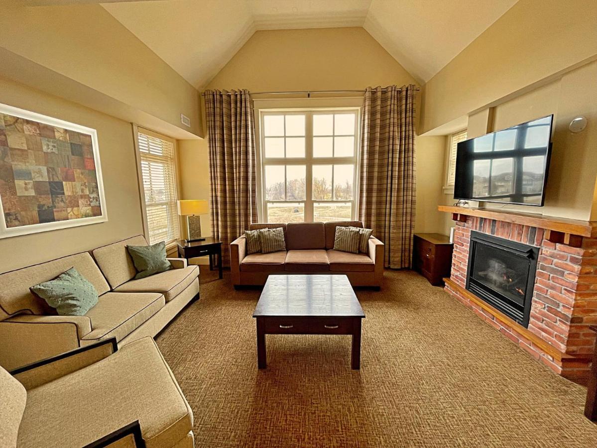 Spacious Blue Mountain 2 Storey - Wifi, Pool, Close To The Village & Golf *
